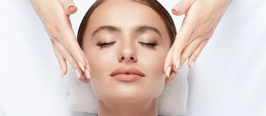 Tratamiento facial en cabina con ambiente cálido y profesional