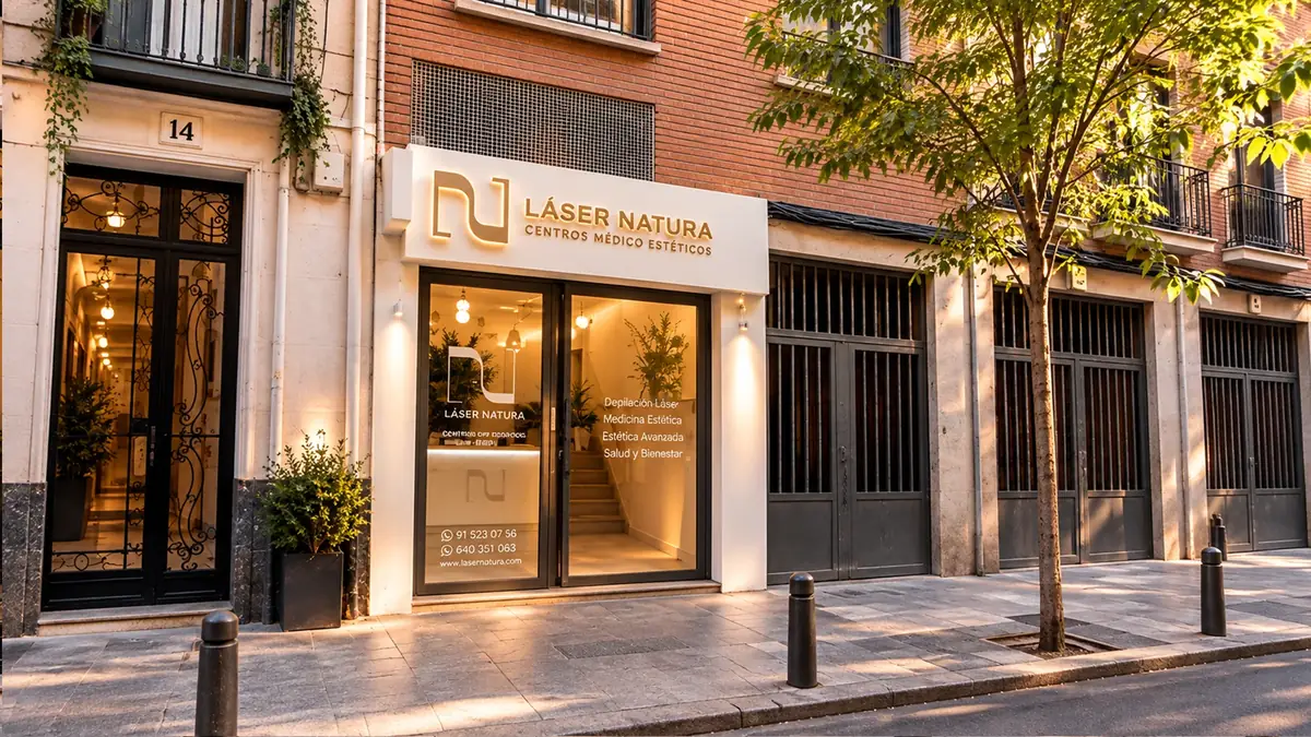 Interior de la clínica Láser Natura en Chueca: cabina de tratamiento luminosa y moderna
